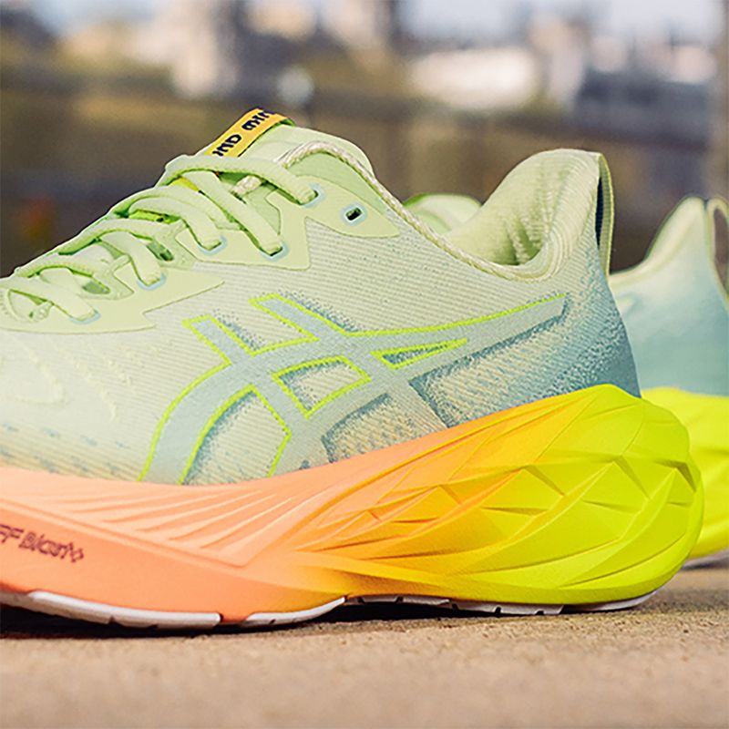 Dámské běžecké boty ASICS Novablast 4 Paris cool matcha/safety yellow 10