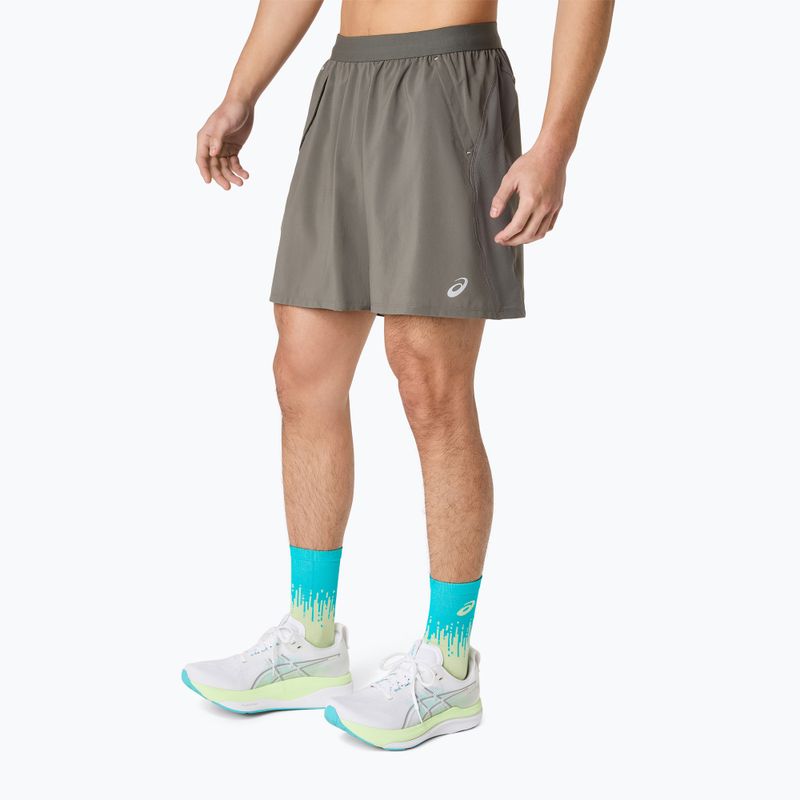 Pánské běžecké šortky Asics Road 2-N-1 7In Short Truffle Grey 2
