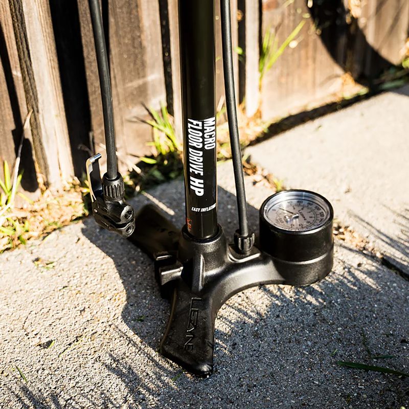 Pumpička na kolo Lezyne Macro Floor Drive DV 220psi flat black 6
