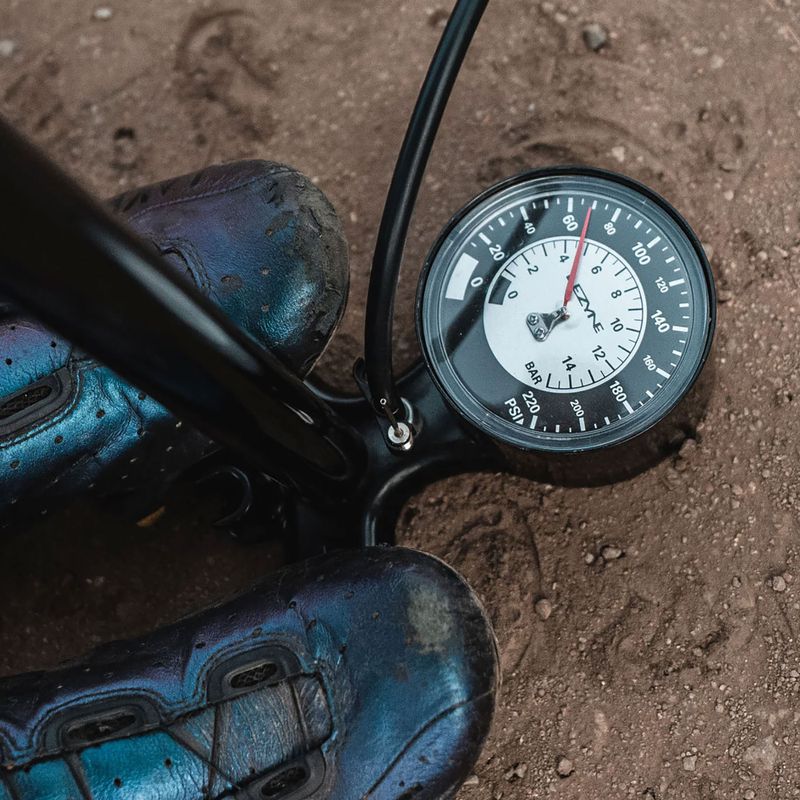 Pumpa na kolo Lezyne Classic Floor Drive 3.5 220psi metallic black 9