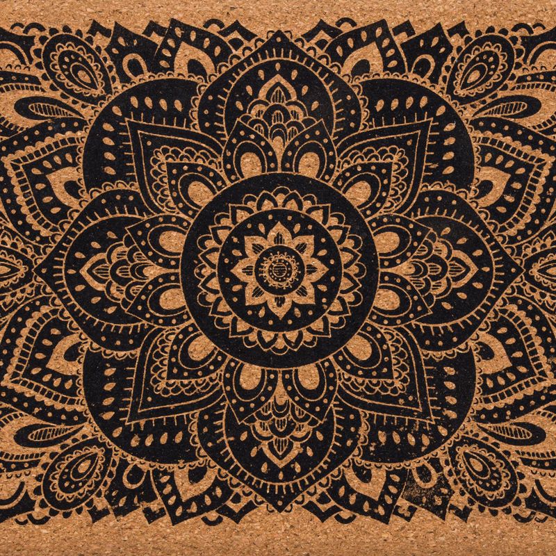 Blok na jógu Yoga Design Lab Cork Yoga hnědý BL-Cork-Mandala Black 6