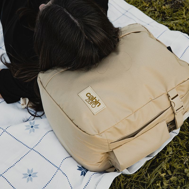 Turistický batoh CabinZero Classic Tech 28 l shell white 18