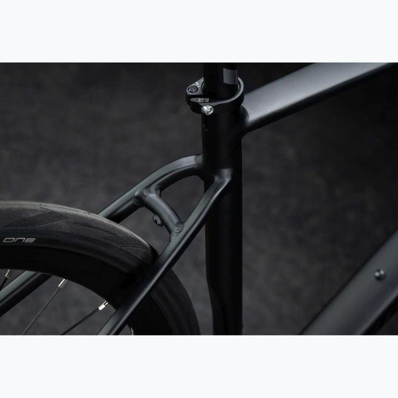 Silniční kolo KROSS Alta 4.0 black/graphite/matte 17