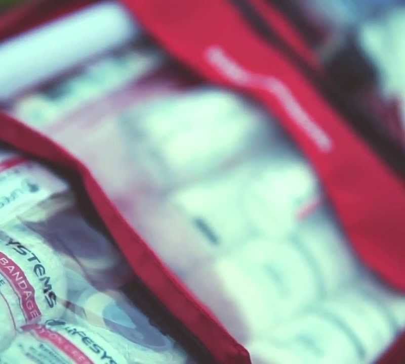 Cestovní lékárnička Lifesystems Camping First Aid Kit červená LM20210SI 5