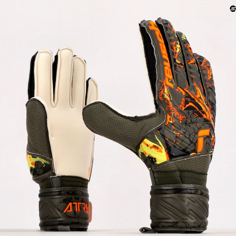 Brankářské rukavice Reusch Attrakt Solid zelené 5370016-5556 9