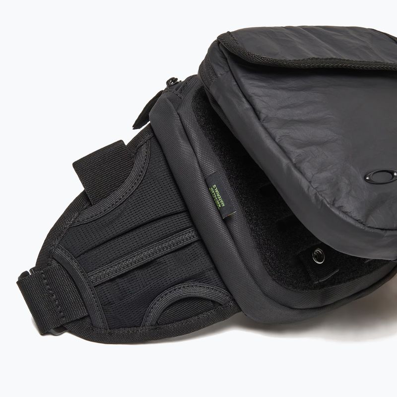 Ledvinka Oakley Latitude Flex 6,5 l blackout 4