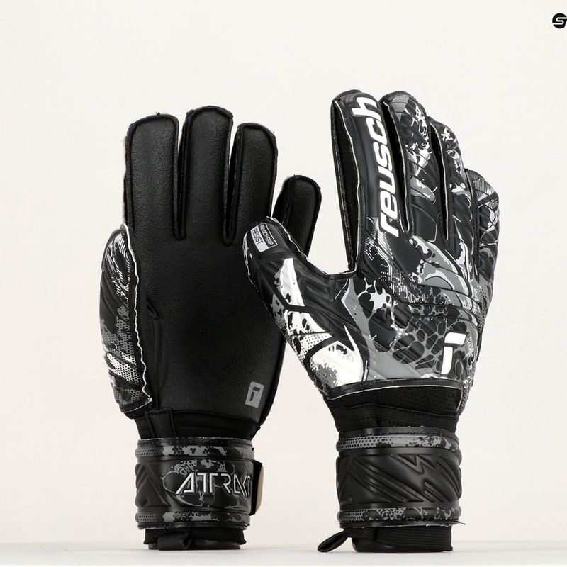 Reusch Attrakt Resist brankářské rukavice černé 5370615-7700 9