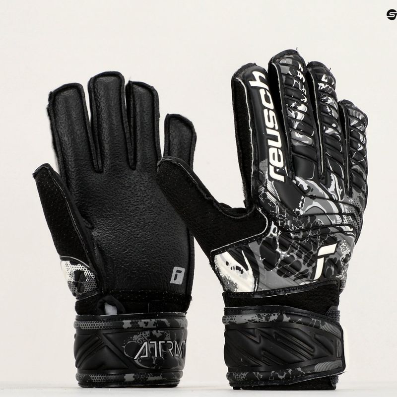 Dětské brankářské rukavice Reusch Attrakt Resist Junior černé 5372615-7700 9