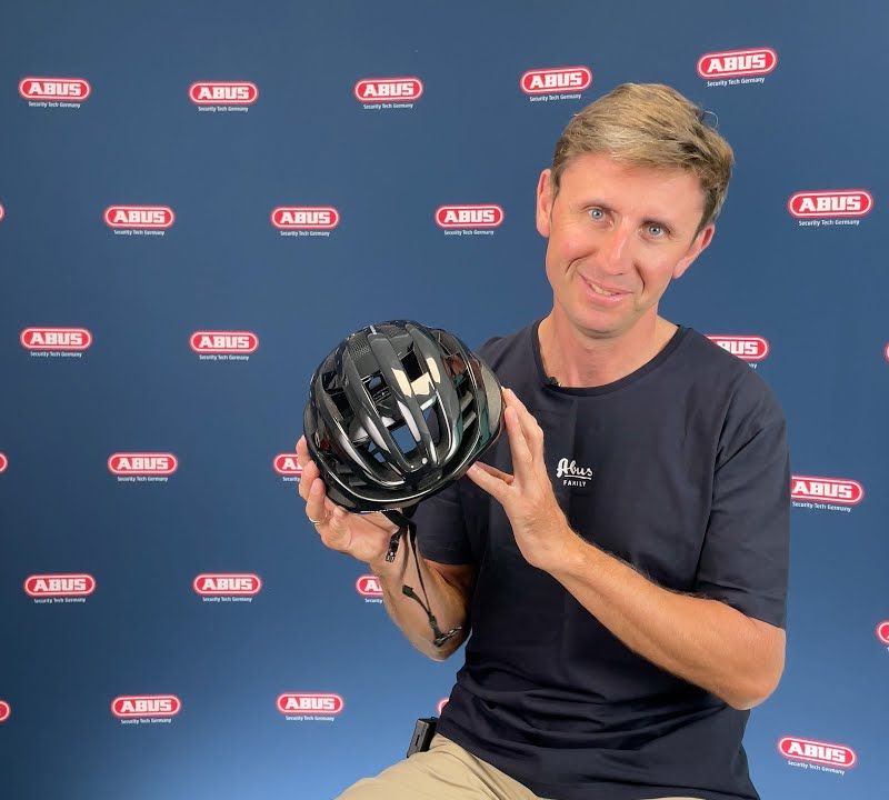 Cyklistická příručka Abus AirBreaker blaze red 81735 10