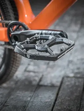 Cyklistické pedály a zarážky